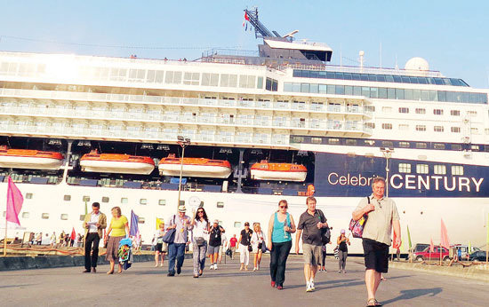 High-end cruiser brings 2,500 visitors to Hue